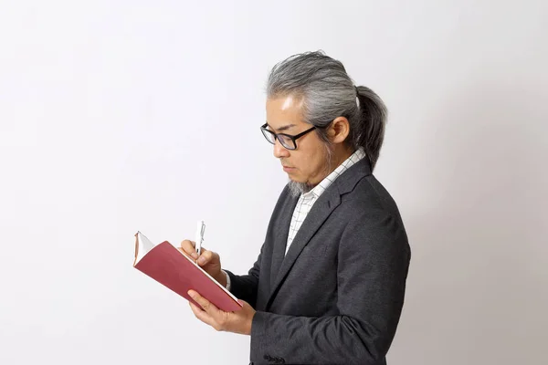 Homem Asiático Segurando Notebook Fundo Branco — Fotografia de Stock