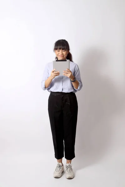 Mujer Asiática Posando Sobre Fondo Blanco —  Fotos de Stock