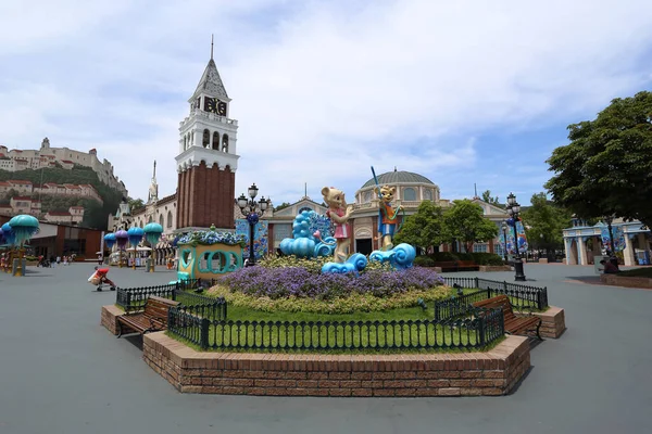 Yongin, Güney Kore - 19 Temmuz 2019: Everland tema parkı Güney Kore 'nin en ünlü simgelerinden biridir..