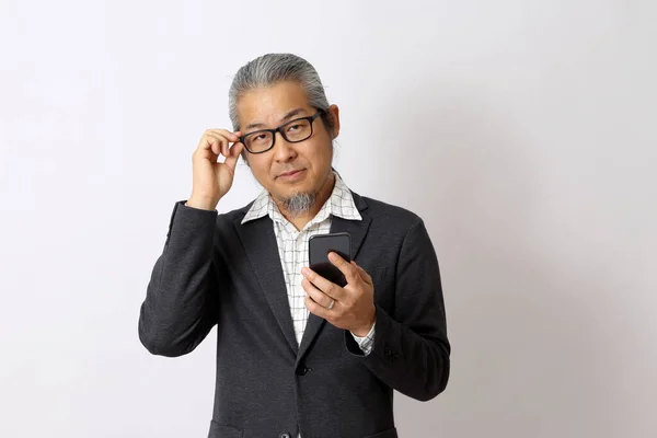 Homme Affaires Asiatique Tenant Téléphone Intelligent Sur Fond Blanc — Photo