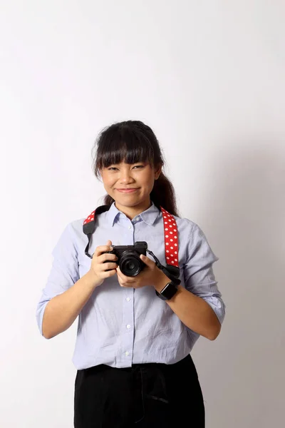 Die Asiatin Posiert Auf Weißem Hintergrund — Stockfoto