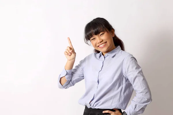 Mujer Asiática Posando Sobre Fondo Blanco —  Fotos de Stock