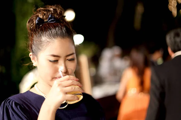 Den Asiatiska Kvinnan Med Glasögon Nattfesten — Stockfoto