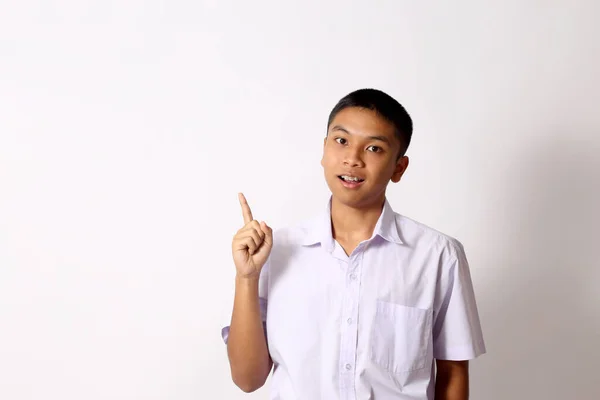 白色背景的年轻的泰国学生男孩 — 图库照片