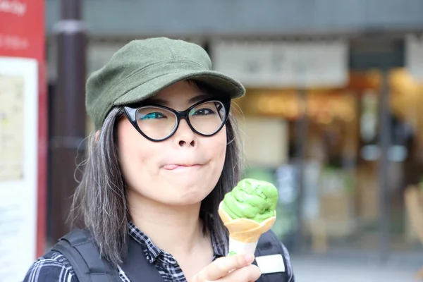 那个拿着冰淇淋筒的亚洲女人 — 图库照片