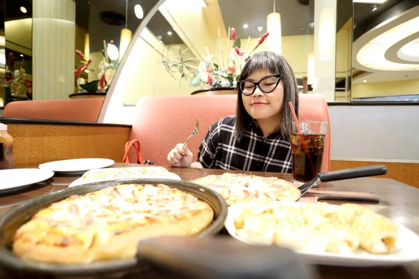 Een Aziatische Vrouw Met Fastfood — Stockfoto