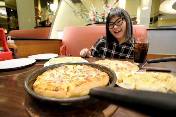 Asian Woman Fastfood — Stock Photo, Image