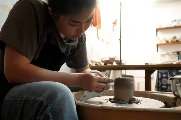 Aziatische Vrouw Doen Ambachtelijke Ontwerp Werkt — Stockfoto