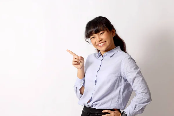 Mujer Asiática Posando Sobre Fondo Blanco —  Fotos de Stock