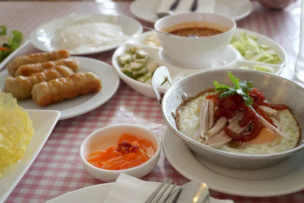 Verschiedene Vietnamesische Gerichte Auf Dem Tisch — Stockfoto