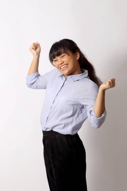 Beyaz arka planda poz veren Asyalı kadın..