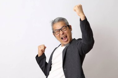 Asyalı adam beyaz arka planda duygularını ifade ediyor..