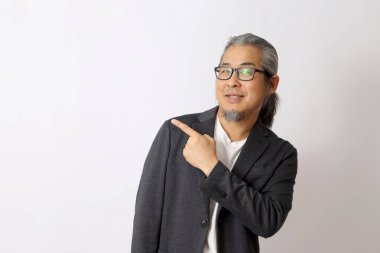 Beyaz boşluğu gösteren Asyalı adam..