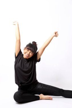 Asyalı kadın beyaz arka planda egzersiz yapıyor..