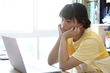 Ev stüdyosunda çalışan Asyalı kadın..