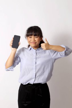 Beyaz arka planda poz veren Asyalı kadın..