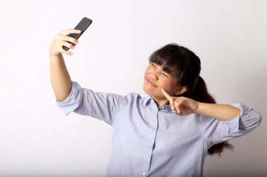 Beyaz arka planda poz veren Asyalı kadın..