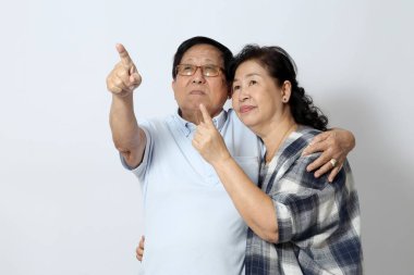 Beyaz arka plandaki yaşlı Asyalı çift..