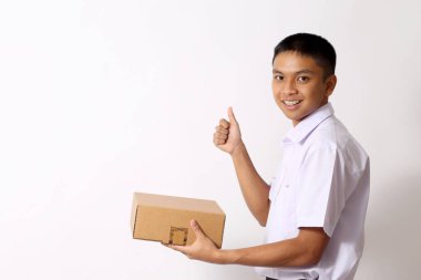 Beyaz arka plandaki genç Taylandlı öğrenci..