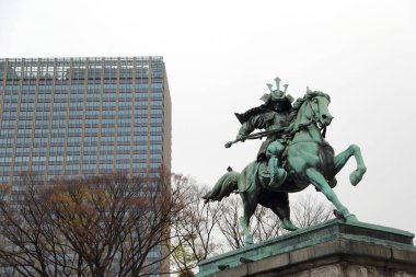 Tokyo, Japonya - 12 Nisan 2019: Tokyo İmparatorluk Sarayı 'nda Kusunoki Masashige Heykeli
