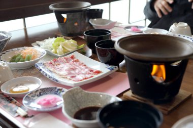 Taze malzemeyle servis edilen ızgara Japon pastırması..