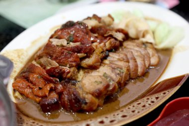 Kızarmış ördek soya sosuyla servis edilir..