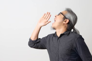 Beyaz arka plandaki yetişkin Asyalı adam..