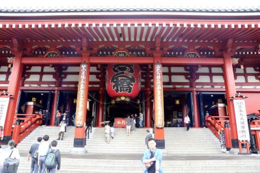 Tokyo, Japonya - 29 Mayıs 2019: Tokyo, Japonya 'daki ünlü tapınak Asakusa Tapınağı.