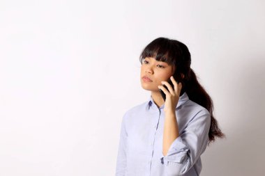 Beyaz arka planda poz veren Asyalı kadın..