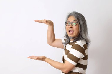 Beyaz arka planda duran kıdemli Asyalı adam..