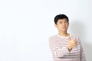 Asyalı adam beyaz arka planda duruyor..