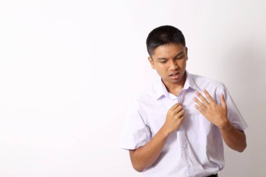 Beyaz arka plandaki genç Taylandlı öğrenci..