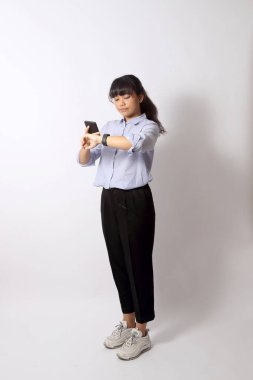 Beyaz arka planda poz veren Asyalı kadın..