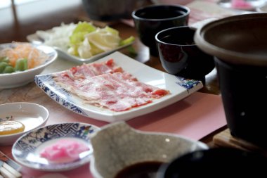 Taze malzemeyle servis edilen ızgara Japon pastırması..