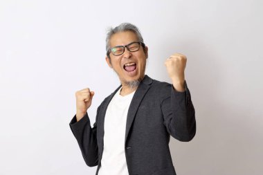 Asyalı adam beyaz arka planda duygularını ifade ediyor..