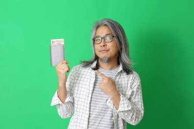 Yeşil arka plandaki Asyalı adam..