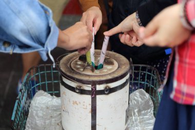 Tokyo, Japonya - 29 Mayıs 2019: Birçok turist Asakusa tapınağının önündeki yanan tencerede tütsüleri yakıyor.