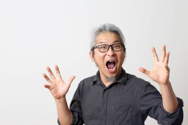 Beyaz arka plandaki yetişkin Asyalı adam..