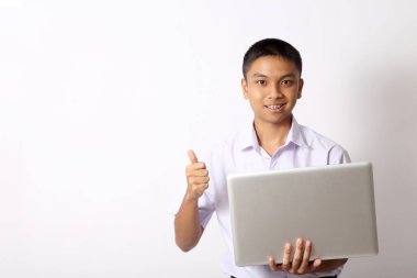 Beyaz arka plandaki genç Taylandlı öğrenci..