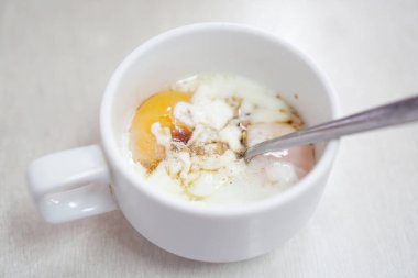 Beyaz kupada rafadan yumurtalar..