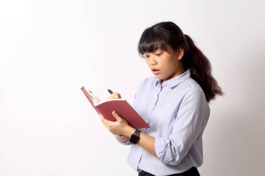 Beyaz arka planda poz veren Asyalı kadın..