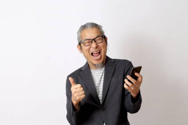 Beyaz arka planda duran Asyalı adam..