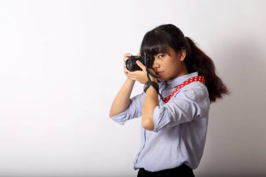 Beyaz arka planda poz veren Asyalı kadın..