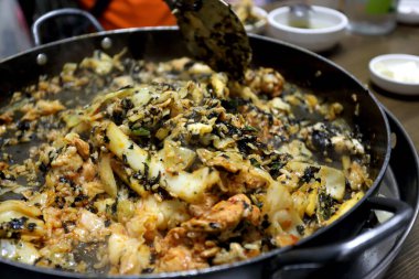 Dak Galbi Kore soslu kızarmış pirinç yemeği..