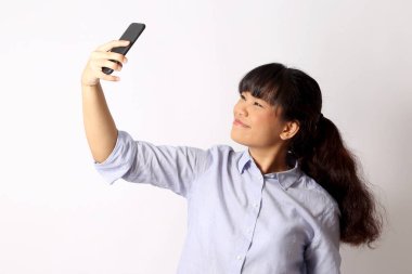 Beyaz arka planda poz veren Asyalı kadın..