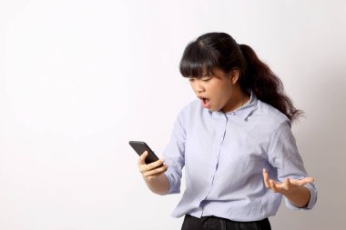 Beyaz arka planda poz veren Asyalı kadın..