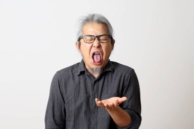 Beyaz arka plandaki yetişkin Asyalı adam..