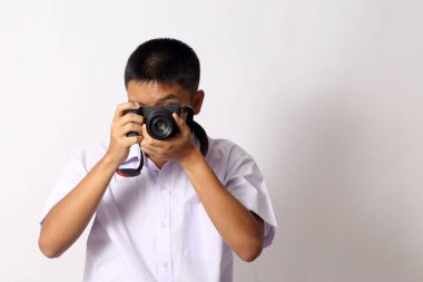 Beyaz arka plandaki genç Taylandlı öğrenci..