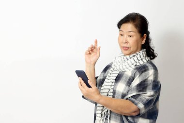 Beyaz arka plandaki yaşlı Asyalı kadın..