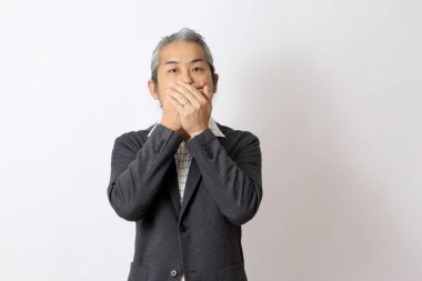 Beyaz arka planda ağzını tutan Asyalı adam..